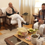 उत्तराखंड आगमन पर सीएम धामी ने किया केंद्रीय मंत्री राजनाथ सिंह का स्वागत