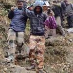 पिथौरागढ़ व उत्तरकाशी में 10 किलोमीटर बीमार को लेकर कंधे पर लेकर चले ग्रामीण