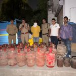 डीएम के निर्देश पर अवैध गैस कारोबार पर बड़ी कार्रवाई, 32 सिलेंडर, 4 गैस रिफिलिंग उपकरण जब्त