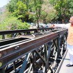 सीएम ने मसूरी रोड स्थित शिव मंदिर के निर्माणाधीन पुल का निरीक्षण किया