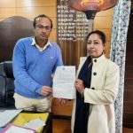 सभासद ने शहर में बढ़ती आवारा कुत्तों की संख्या को लेकर पालिका ईओ को सौंपा ज्ञापन