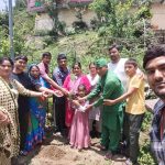 डॉ सोनी ने अपर्णा को जन्मदिन पर उपहार में दिया तिमिला का पौधा