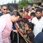 मुख्यमंत्री को अपने बीच पाकर बच्चे हुए उत्साहित, जमकर खिंचवाईं तस्वीरें