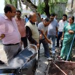 पालिकाध्यक्ष ने अधिकारियों के साथ बंद पडे़ नालों का निरीक्षण किया