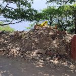 पहाड़ियों से जंगलों में डाला जा रहा मलबा, वन संपदा को हो रहा नुकसान